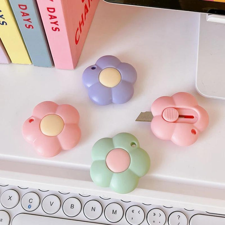 8pcs Mini Practical Utility Knives Kawaii Flowers Paper Cutter Retractable Envelopes Opener Portalble Pocket Knife Office Supplies